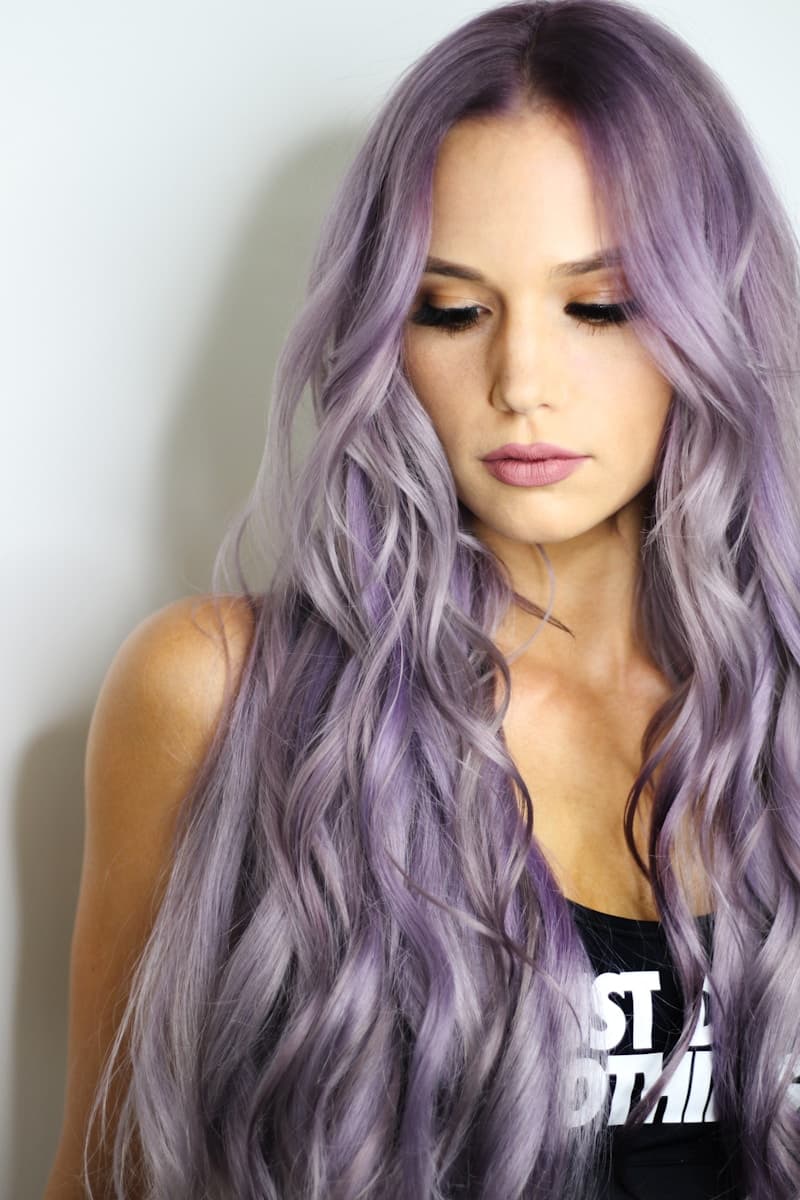 Long wavy women's hairstyle